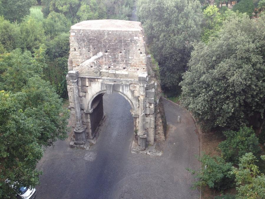 L'Arco di Druso a Roma, circondato dal verde